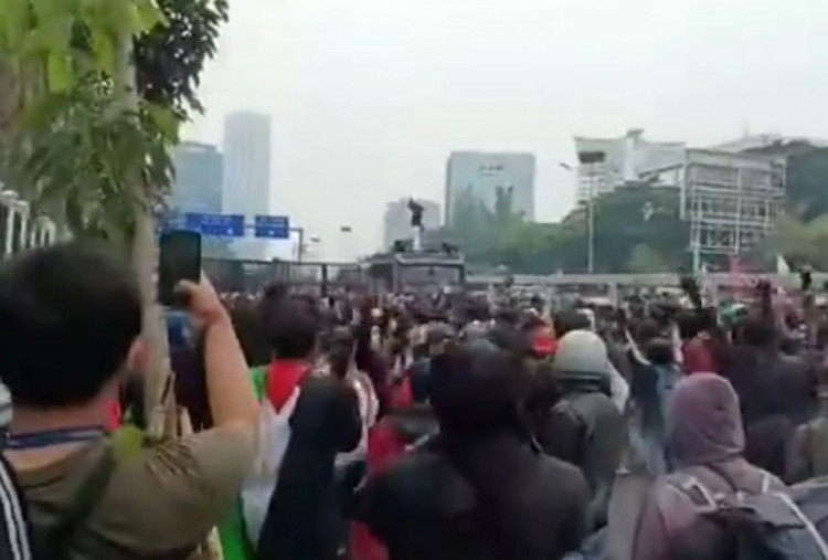 Demo di Gedung DPR Ricuh, Polisi Tembakkan Water Cannon