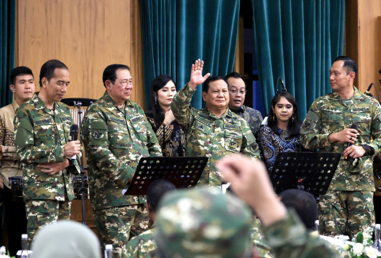 Penutupan Retret, Prabowo, Jokowi dan SBY Nyanyi Bareng Dengan Seragam Komcad