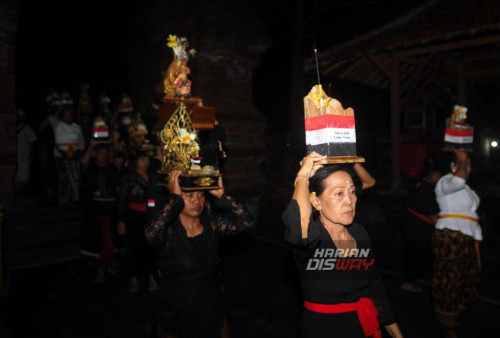 Umat Hindu mengikuti Upacara Pembejian di Pura Penataran Luhur Medang Kamulan, Gresik, Jawa Timur, Rabu, 24 Januari 2024.

Upacara Pembejian adalah rangkaian upacara dalam rangka Pujawali Pura Penataran Luhur Medang Kamulan yang jatuh pada Purnama ke 8, 24 Januari 2024. Upacara Pembejian tersebut dilakukan untuk menyucikan benda-benda sakral, lingkungan, serta semesta. (Julian Romadhon/Harian Disway)