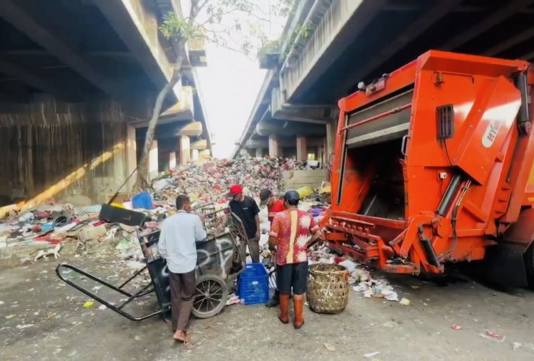 Gunungan Sampah di Kolong Tol Tanjung Priok Rugikan UMKM: Pelanggan Kabur Imbas Bau Tengik