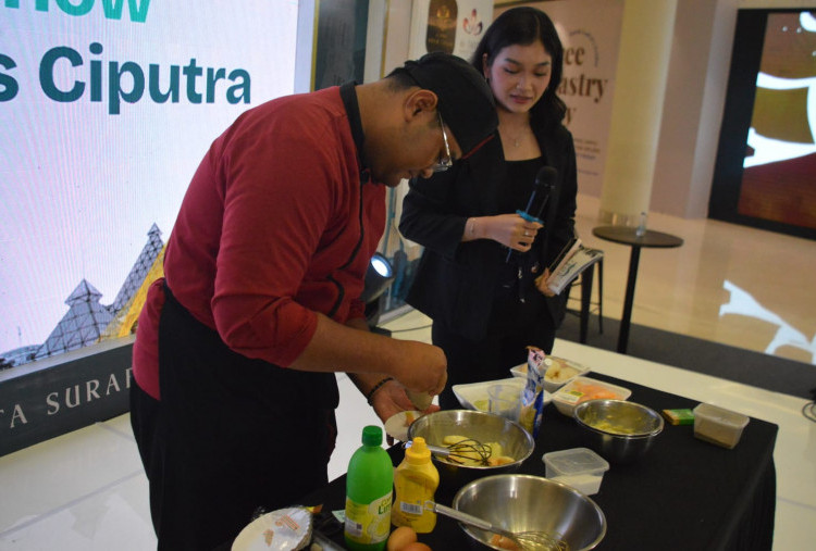 Masak Saus Mayonaise di Surabaya Tourism Awards (STA) 2026, Kenalkan Ilmu Hospitality Lewat Live Cooking