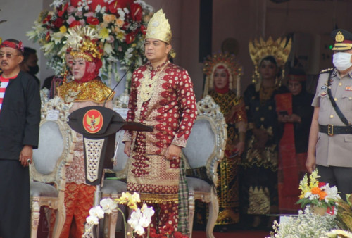 Saat Wali Kota Surabaya Pilih  Baju Adat Palembang di Upacara Sumpah Pemuda 