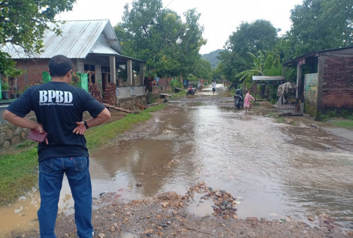 Banjir Sumbawa Meluas, BPBD Kerahkan Petugas Bantu 168  Warga Menjauh dari Lokasi Bencana 