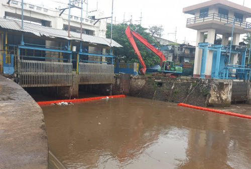 Jakarta Diguyur Hujan Sejak Pagi, Warga di Bantaran Sungai Diminta Waspada Luapan Kali Ciliwung