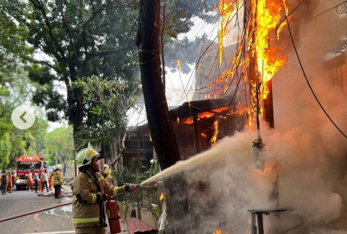 15 Unit Damkar Turun Tangan Jinakan Api di Pondok Labu, Api Makin Membesar Saat Dipadamkan Pemilik