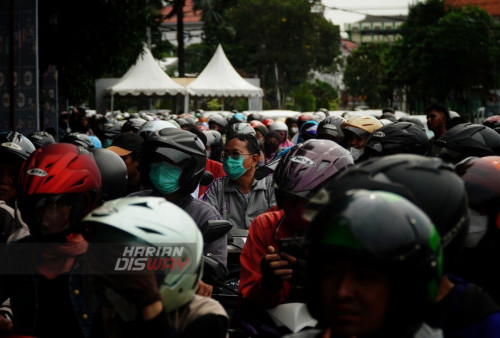 Kondisi kemacetan di depan Kantor Perwakilan Bank Indonesia (BI) Provinsi Jawa Timur di Surabaya, Jawa Timur, Minggu (26/3/2023). Kantor Perwakilan Bank Indonesia (BI) Provinsi Jawa Timur membuka gerai layanan penukaran Uang Baru Secara Lantur melalui Kick Off Semarak Rupiah Ramadhan dan Berkah Idul Fitri (SERAMBI) 2023, dengan sebanyak 24,5 Triliun Rupiah pada setiap hari Sabtu dan Minggu di bulan Ramadhan untuk memenuhi kebutuhan uang baru di masyarakat. (foto: Julian Romadhon)