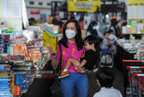 Pengunjung memilih buku saat berlangsungnya Big Bad Wolf Books (BBW) Surabaya yang digelar di Jatim Expo Convention Exhibition, Surabaya, Jawa Timur, Jumat 28 Juli 2023. Surabaya menjadi pemberhentian kota ke-3 dalam tur BBW 2023 yang bekerja sama dengan Dinas Perpustakaan dan Kearsipan Provinsi Jawa Timur. Big Bad Wolf Books (BBW) Surabaya digelar dengan mengusung tema #BACAITUKEREN, BBW Surabaya 2023 dengan buku yang serba baru yang dimulai mulai tanggal 28 Juli hingga 6 Agustus 2023.