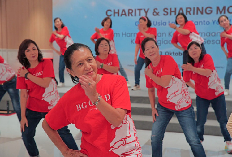 Charity and Sharing Moment Hadirkan Kegembiraan di Griya Lanjut Usia Santo Yosef Surabaya