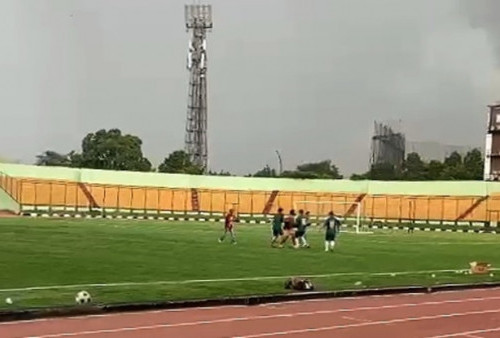 Pesepakbola Tewas Tersambar Petir, Keamanan Stadion Siliwangi Dipertanyakan 