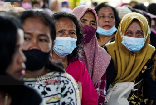 Puluhan warga mendapatkan layanan potong rambut gratis mengantri di Masjid Muhammad Cheng Hoo, Surabaya, Jawa Timur, Senin (10/4/2023). Kegiatan berbagi dan potong rambut massal secara gratis dalam bulan Ramadhan yang digelar oleh Ngaji Komunitas Salon (Ngasal) Surabaya tersebut itu diikuti sekitar 500 orang anak yatim dan Duhafa. (foto: Julian Romadhon)