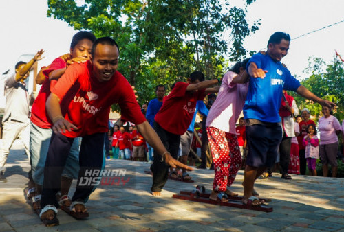 Sejumlah peserta mengikuti lomba di Liponsos Keputih, Surabaya, Jawa Timur, Selasa 8 Agustus 2023. Sebanyak 100 warga penghuni Liponsos ikut meriahkan Hari Kemerdekaan Republik Indonesia dengan mengadakan lomba-lomba, diantaranya yang diadakan hari ini yakni lomba balap bakiak, dan lomba balap karung untuk menyemarakkan peringatan HUT ke-78 Kemerdekaan RI. (Moch Sahirol/Harian Disway)