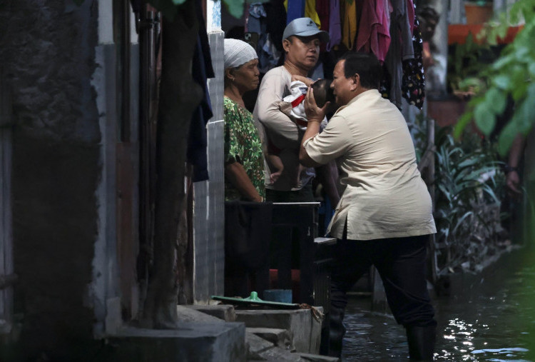 Prabowo Cek Langsung Warga Terdampak Banjir Bekasi, Beri Dukungan Moril dan Buka Puasa Bersama