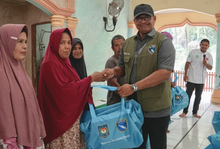 Bantu Penyintas Banjir, Safrizal ZA Beri Bantuan Peralatan Dapur ke 600 KK di Bireuen 