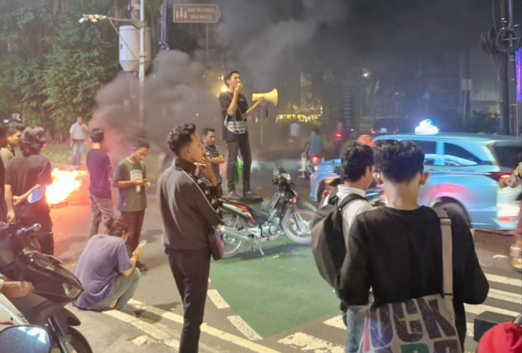 Cikini Sempat Chaos, Massa Rusuh Malam-Malam Tolak Kenaikan Harga Pertamax