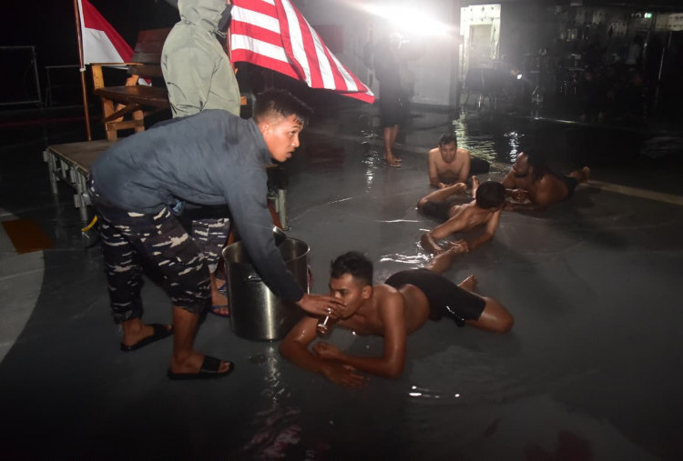 Menjelajah Lautan Teduh (14): Mandi Khatulistiwa Demi Tradisi Pelaut