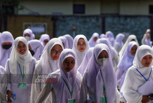 Ada sebanyak 205 pelajar dari SMK Muhammadiyah 1 Surabaya mengikuti belajar Manasik Haji yang digelar di Asrama Haji Surabaya, Jawa Timur, Jumat (3/3/2023). Kegiatan belajar Manasik haji tersebut diikuti sebanyak 205 pelajar SMK Muhammadiyah 1 Surabaya itu untuk ujian praktek dan memberikan pemahaman urutan pelaksanaan haji. (foto: Julian Romadhon)