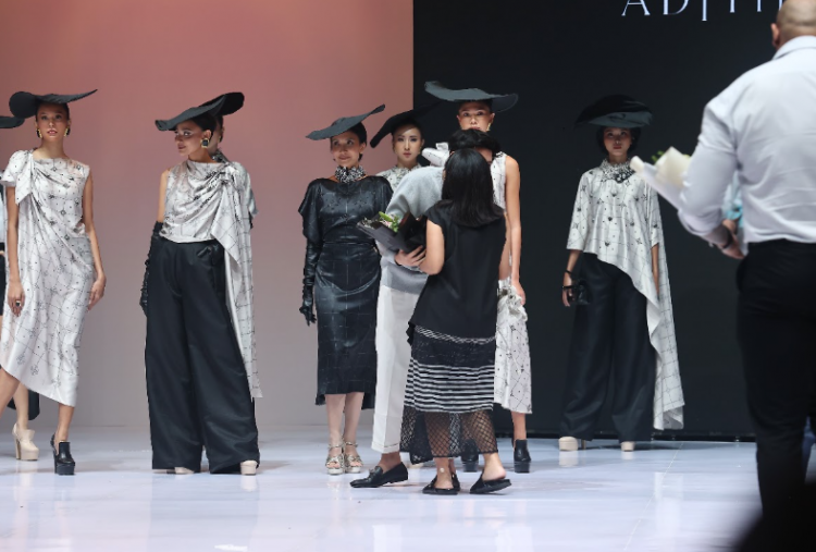 Batik Tampil Lebih Modern Berkat Sentuhan Elegan Aureate Collection di Indonesia Fashion Week 2026