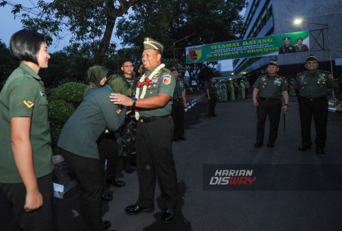 Alumnus Akmil 1993 ini berharap dukungan dan kerja sama yang baik dari unsur TNI-Polri, Forkopimda, tokoh masyarakat, tokoh agama dan seluruh masyarakat Jawa Timur. Terutama dalam membantu menciptakan kondisi yang kondusif di wilayah Jawa Timur. Karena hanya dengan kerja sama yang baik, maka semua tantangan yang timbul dapat diatasi dengan baik. (Julian Romadhon/Harian Disway)
