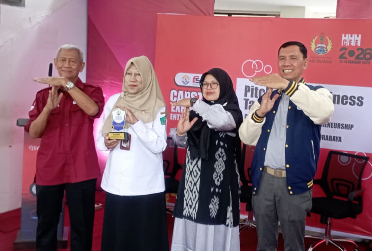 Gelar Capstone Exhibition Entrepreneurship 2026, Unipa Surabaya Pamerkan Pengering Sepatu 