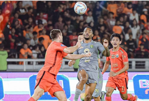 Half Time Persija vs Persebaya: Skuad Bajol Ijo Bermain dengan 10 Pemain 