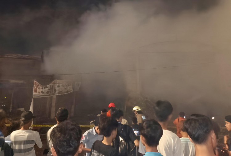 Pasar Taman Puring Kebakaran, Pemilik Kios Menangis Sambil Mengais Sisa Puing