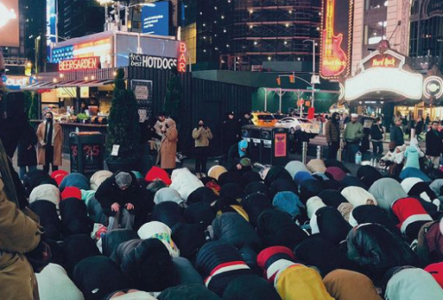Umat Muslim Laksanakan Tarawih di New York Times Square, Shamsi Ali: Bukan Kurang Masjid...   