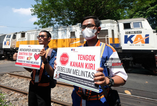 Sementara  itu Manager Humas KAI Daop 8 Surabaya ,  Luqman Arif, mengatakan bahwa kegiatan sosialisasi ini terus dilakukan oleh KAI dengan tujuan memberikan pemahaman akan pentingnya disiplin berlalu lintas ketika akan melewati perlintasan sebidang KA.
saat ini jumlah perlintasan sebidang di Kota Surabaya tercatat sebanyak 66 titik, yang terdiri : perlintasan terjaga 54 titik, Fly Over 8 titik, dan tidak terjaga 4 titik.

Selama tahun 2024 periode bulan Januari - September, di wilayah Kota Surabaya terdapat 11 kejadian kecelakaan lalu lintas. Sementara itu, pada periode yang sama tahun 2023 terdapat 13 kejadian kecelakaan di perlintasan sebidang KA.
Tampak Muhamad Akbar dari komunitas Sahabat Kereta (kiri ) dan Syahrul Safiri dari Java Train ikut mensosialisasikan keselamatan di perlitasan sebidang itu.  Foto Boy Slamet- Harian Disway 

