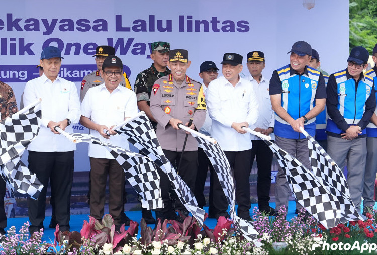 Kapolri Resmikan Skema One Way Arus Balik dari GT Kalikangkung ke Cikampek 