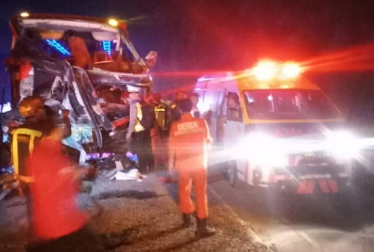 Bus Qonita Berisi Penumpang Ziarah Kecelakaan di Tol Cipularang, 2 Orang Tewas 