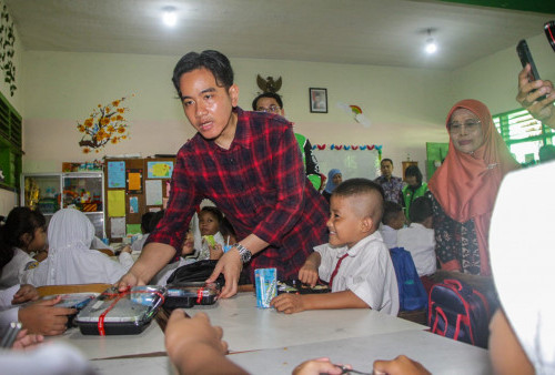 Gibran Uji Coba Makan Gratis di Surabaya, Menu Ayam Rp 15 Ribu