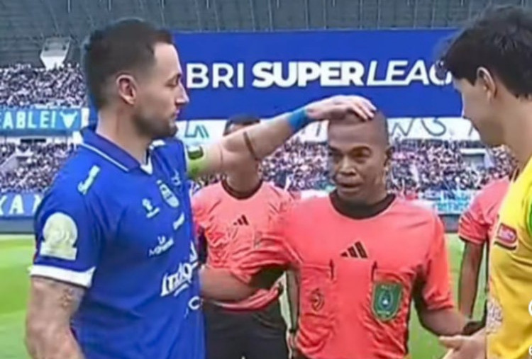 Kontroversi di Laga Persib vs Persebaya, Marc Klok Elus Kepala Wasit!