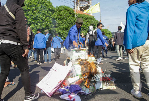 Sejumlah mahasiswa yang tergabung dalam Pergerakan Mahasiswa Islam Indonesia (PMII) melakukan aksi demo di depan Gedung DPRD Jawa Timur pada Rabu, 8 November 2023. Aksi demo yang diikuti sebanyak 400 mahasiswa itu menolak terhadap aktivitas pertambangan di Jawa Timur, terutama pertambangan ilegal yang masih beroperasi hingga sekarang. (Moch Sahirol/Harian Disway)
