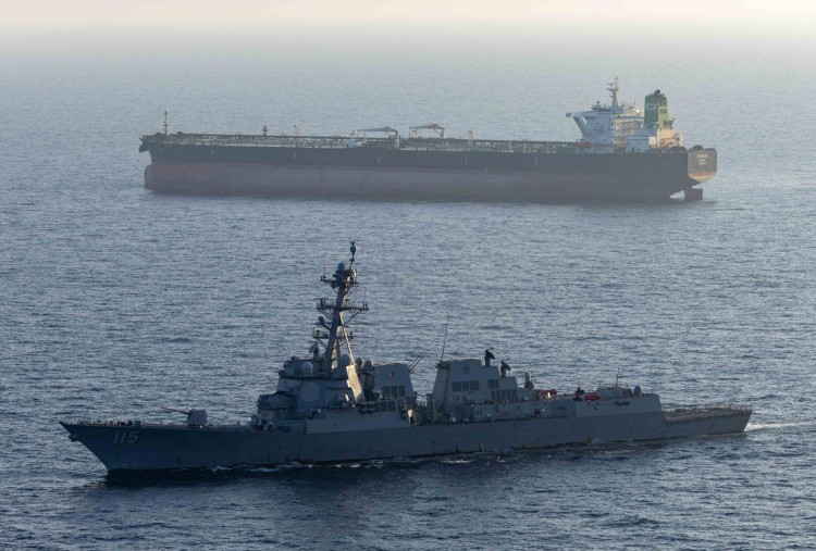 Eskalasi di Selat Hormuz: Kapal Perang AS Mencoba Masuk, Iran Lepaskan Tembakan Peringatan 