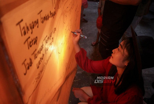 Warga kampung pecinan Tambak Bayan Surabaya, Jawa Timur, Sabtu, 11 Februari 2024 menggelar Festival Lampion dalam rangka perayaan tahun baru Imlek 2024, pertunjukan wayang yang didalangi oleh Ki Ompong Sudarsana ini menyita perhatian pengunjung. Dinamai wayang Blang-Bleng karena memiliki makna spontan, sehingga lakon dan alur ceritanya pun dibuat spontan. Sedangkan, alur cerita yang dibuat yaitu tentang Pemilu dan edukasi memilih pemimpin yang baik dan benar yang ditonton oleh sekitar 50 pengunjung di antaranya 15 anak-anak. (Moch Sahirol/Harian Disway)