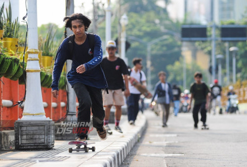 Sejumlah pecinta Skateboard melintasi jalanan di Kota Surabaya, Jawa Timur, Rabu (21/6/2023). Puluhan pecinta skateboard tersebut melakukan konvoi keliling kota untuk memperingati Skateboard World Day 2023.