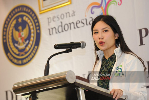 Wakil Menteri Pariwisata dan Ekonomi Kreatif (Menparekraf) Indonesia, Angela Herliani Tanoesoedibjo melakukan sambutan saat berlangsungnya pelantikan yang digelar di Oakwood Hotel dan Residence Surabaya, Jawa Timur, Minggu, 28 Januari 2024. Indonesia Sport and Special Interest Tourism Association (ISSITA) menggelar pelantikan yang dihadiri oleh Wakil Menteri Pariwisata dan Ekonomi Kreatif (Menparekraf) Indonesia, Angela Herliani Tanoesoedibjo dan Ketua Umum DPP ISSITA Isyak Meirobie. Dalam pelantikan tersebut Wakil Menparekraf Indonesia, Angela Herliani Tanoesoedibjo mengatakan, Menparekraf mengapresiasi ISSITA dan mendukung ISSITA, untuk bisa berkolaborasi dengan Kemenparekraf.  Kita bersama-sama membangun sport tourism di seluruh Indonesia, khususnya saat ini di Jawa Timur. Sekarang ini banyak alam yang indah di Jatim, kita bisa menggarap seperti di Bromo menjadi tempat menarik dan paling indah di dunia. (Julian Romadhon/Harian Disway)