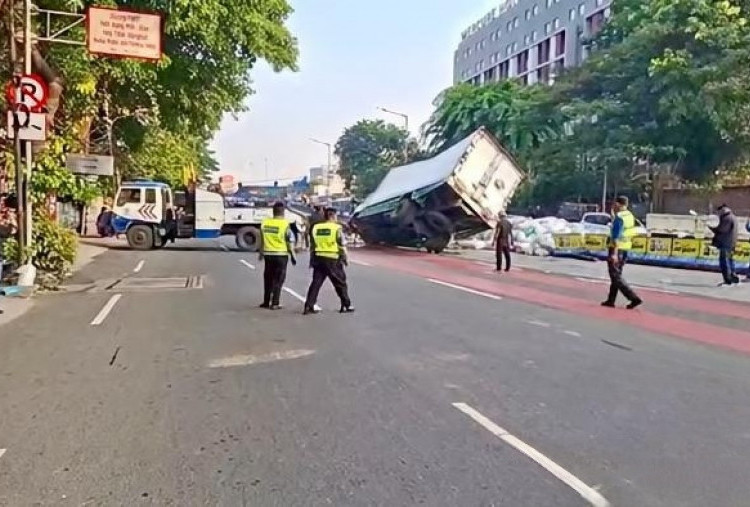 Truk Biji Plastik Terguling di Pesing, Lalin Macet hingga Cengkareng