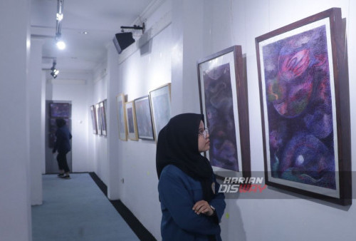 Pengunjung mengamati karya lukis Yunus Jubair yang dipajang di Galeri Prabangkara, Komplek Taman Budaya Jawa Timur, Surabaya, Jawa Timur, Senin, 4 September 2023. Pameran tunggal yang memajang sebanyak 51 lukisan karya Yunus Jubair tersebut bertajuk Mantra Mantra Kontemplasi, berlangsung sejak 2 hingga 7 September 2023. (Moch Sahirol/Harian Diway)

