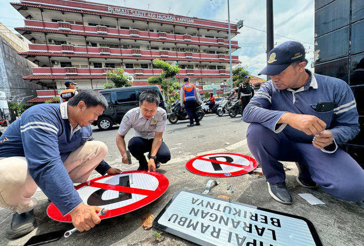 Rambu Larangan Dipasang, Parkir di Depan RS Adi Husada Surabaya Kini Dilarang