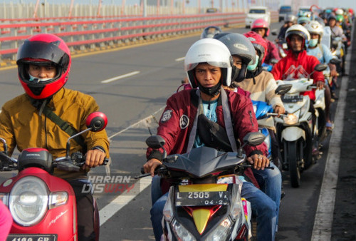 Pengendara motor berjajar di jalur motor saat melintasi Jembatan Suramadu, Surabaya, Jawa Timur, Kamis (20/4/2023). Jembatan yang menghubungkan Surabaya dan Madura tersebut mulai dipadati kendaraan motor terutama roda dua yang melakukan mudik menuju pulau Madura pada H-2 Hari Raya Idul Fitri 1444 H. (foto: Elvina Talitha Alawiyah)
