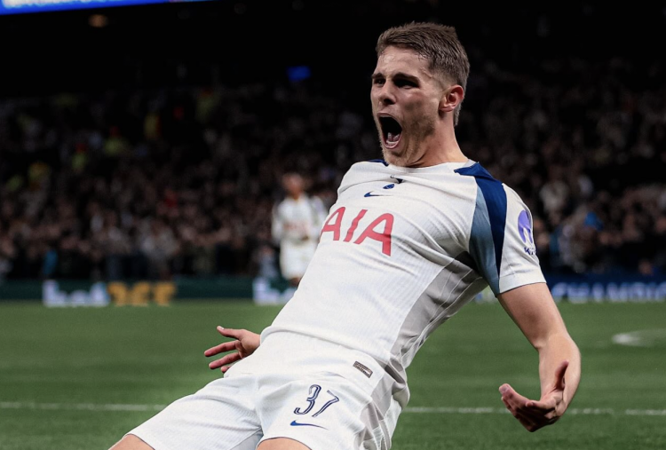 Manchester United dan Liverpool Rebutan Bek Tengah Asal Belanda, Tottenham Pasang Harga Tak Masuk Akal