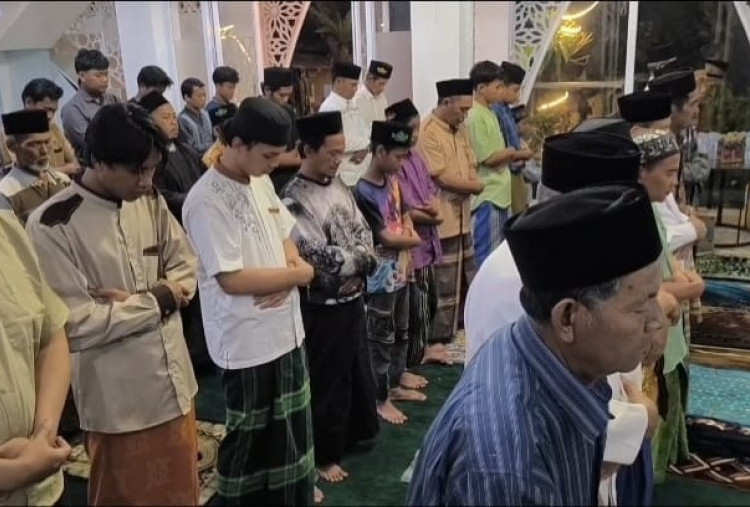 Tiga Jam Tanpa Henti, Tradisi Tarawih 3 Juz di Cirebon Jadi Magnet Jemaah