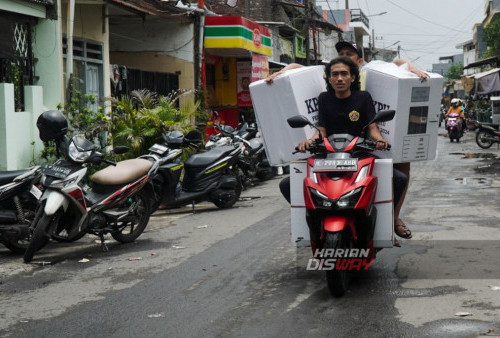 Petugas mengangkut logistik hasil Pemilu 2024 di Ex Dondong, Gang Dolly, Surabaya, Jawa Timur, Kamis, 15 Februari 2024. KPU Kota Surabaya mengumpulkan logistik Pemilu 2024 dari 8.167 TPS untuk direkapitulasi oleh Panitia Pemilihan Kecamatan (PPK) se-Kota Surabaya. (Julian Romadhon/Harian Disway)
