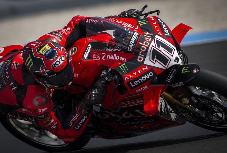 Nicolo Bulega Tunda Pesta Juara Toprak Razgatlioglu di Race 1 WorldSBK Jerez