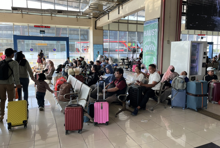 Tonjakan Penumpang Terjadi di Terminal Pulo Gebang, Dipadati Pemudik Tujuan Jawa Hingga Bali