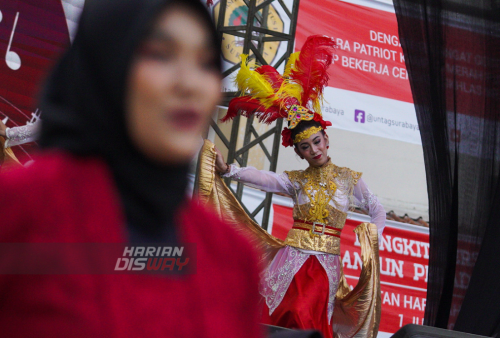 Penari menghibur peserta Lomba Akustik Piala Walikota di lapangan Universitas 17 Agustus 1945 (Untag) Surabaya, Jawa Timur, Minggu, 26 Juni 2022. Masih dalam momen Hari Jadi Kota Surabaya ke-729 serta memperingati Bulan Bung Karno, Universitas 17 Agustus 1945 (Untag) Surabaya menggelar Festival Akustik Piala Wali Kota Surabaya 2022 akan dilaksanakan pada 25 dan 26 Juni 2022. Lomba tersebut ditujukan kepada generasi muda dengan 2 kategori. Pertama, pelajar SMP dan SMA. Kedua, mahasiswa dan umum dengan usia maksimal 25 tahun.
