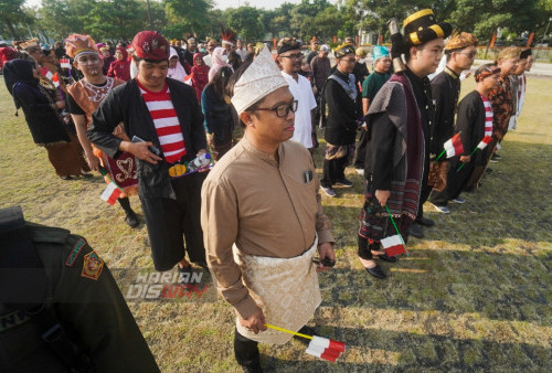 Dengan menggunakan pakaian adat, upacara memperingati Hari Kebangkitan Nasional berlangsung pada pukul 07.30 wib dan dipimpin langsung oleh Rektor UNESA, Prof. Dr. H. Nurhasan.