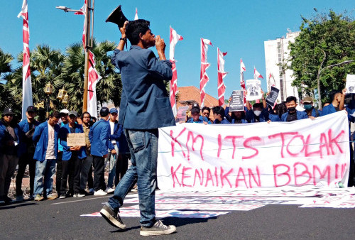 Mahasiswa Surabaya Bersatu Tolak Kenaikan BBM dan RKUHP di Grahadi