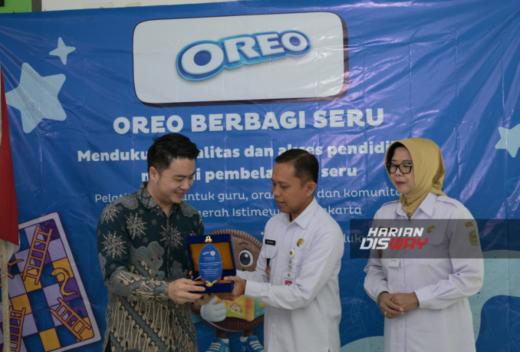 Penyerahan plakat oleh Kevin Stefano (kiri) kepada Supriyanto (tengah) dan Nunuk Setyowati (kanan) sebagai bentuk apresiasi atas dukungan Pemerintah Kabupaten Gunungkidul dan Dinas Pendidikan Gunungkidul terhadap pelaksanaan program OREO Berbagi Seru.