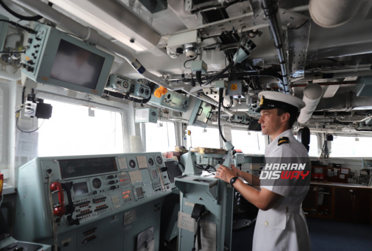 Sebagai bagian dari UK Carrier Strike Group, HMS Richmond tak hanya membawa teknologi canggih dan kapabilitas tempur modern, tetapi juga semangat kolaborasi. Pertukaran budaya, Hari Industri di atas kapal, dan interaksi antar personel menjadi bagian dari agenda kunjungan yang memperkaya pemahaman lintas bangsa.